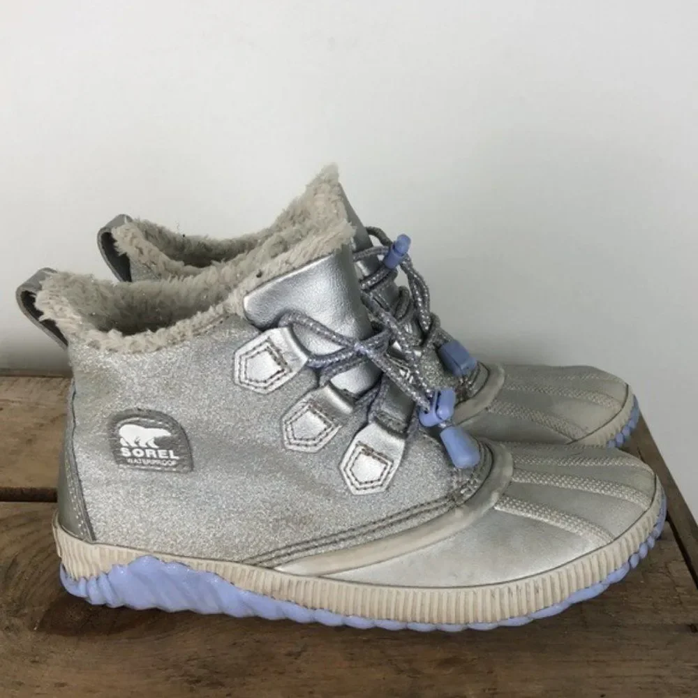 SOREL x DISNEY Frozen women's size 6 waterproof silver low ankle snow booties